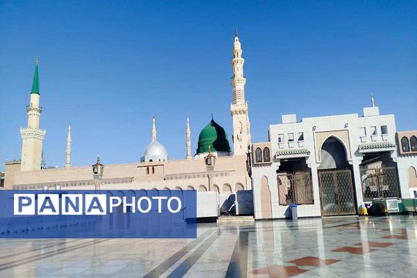 از پشت میز نیمکت تا زیر آسمان مدینه