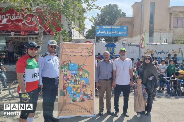 رکاب‌زنی دوچرخه سواران همزمان با گرامیداشت هفته نیروی انتظامی و روز جهانی کودک