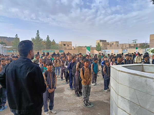 آغاز بازگشایی مدارس و شور و حال دانش آموزان دبستان شهید پسندیده فدافن در نخستین روز پاییز