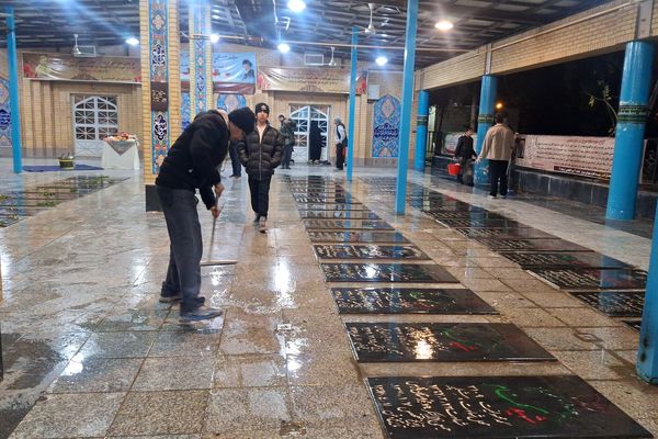 غبارروبی مزار شهدای گمنام توسط نوجوانان جهادگر شیرازی