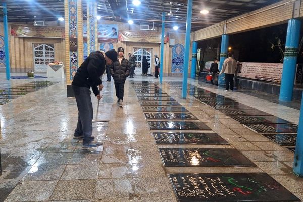 غبارروبی مزار شهدای گمنام توسط نوجوانان جهادگر شیرازی