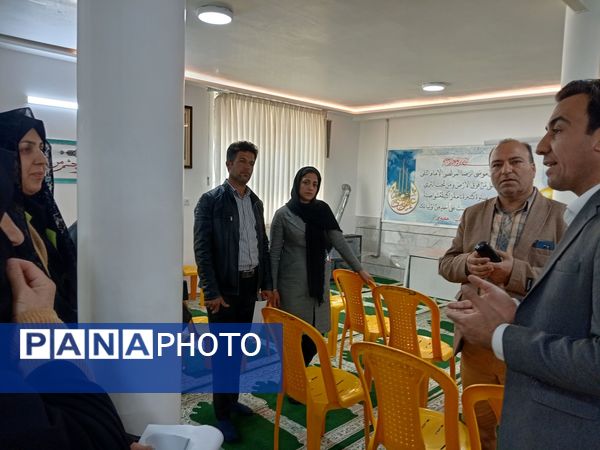 جلسه انجمن اولیا و مربیان تخصصی پایه های دهم دبیرستان نمونه آیت الله خامنه ای برگزار شد