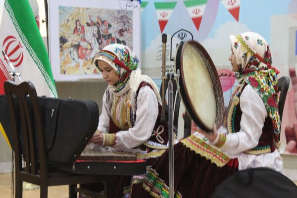 جشن ایرانمون در دبیرستان نمونه دولتی مهشید مصلی‌نژاد