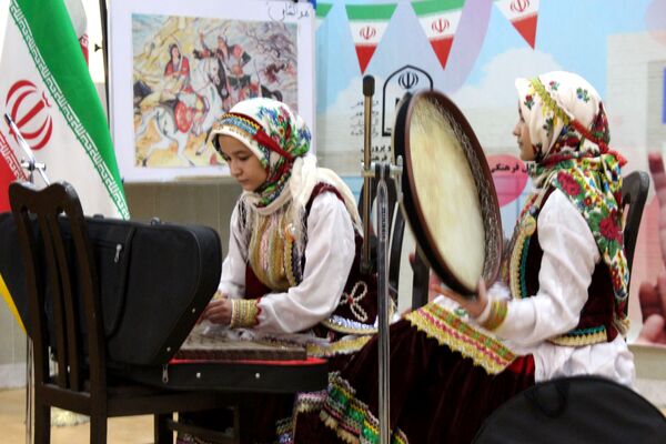 جشن ایرانمون در دبیرستان نمونه دولتی مهشید مصلی‌نژاد