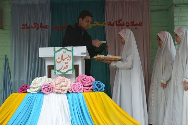 حضور خادمان رضوی در مدرسه قدر بهارستان‌دو