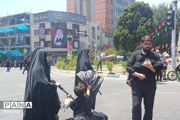 اجرای گروه سرود ریحانه‌الحسین پردیس در مراسم تشییع  رهبر شهید