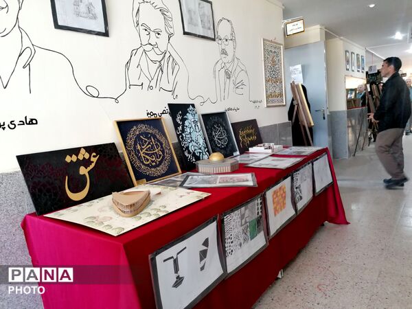 افتتاح نمایشگاه دست سازه‌های هنری در هفته مشاغل