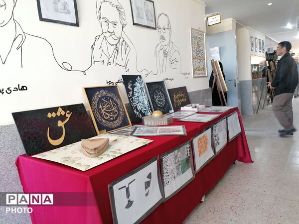 افتتاح نمایشگاه دست سازه‌های هنری در هفته مشاغل