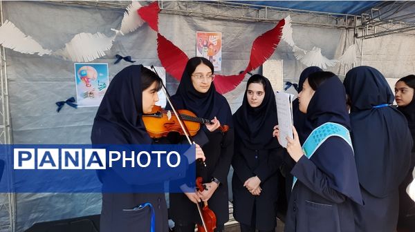 اولین نمایشگاه ماها در دبیرستان فرزانگان ۲ دوره دوم ناحیه ۷ مشهد