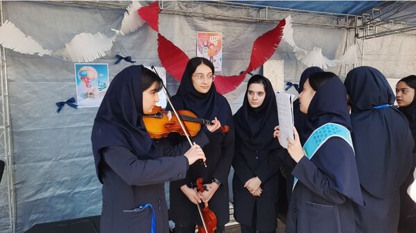 اولین نمایشگاه ماها در دبیرستان فرزانگان ۲ دوره دوم ناحیه ۷ مشهد