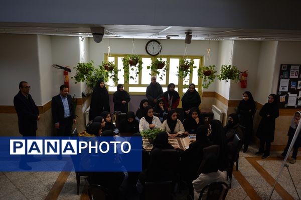 برای اولین‌بار برگزاری کافه ۵۷ در دبیرستان‌ نمونه دولتی ولایت بهارستان‌دو