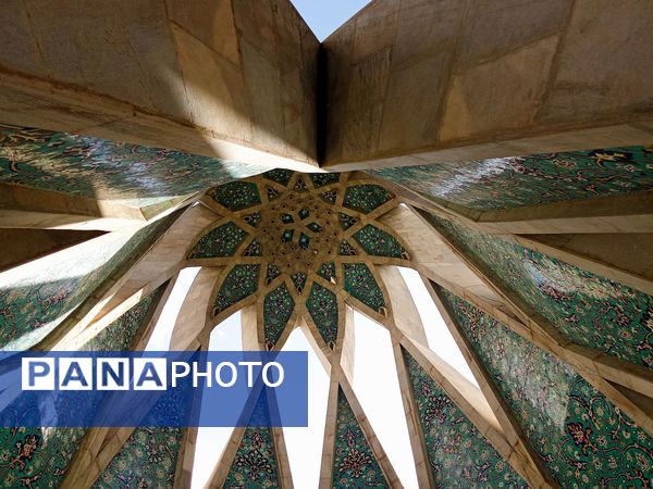 معاونان پرورشی شهرستان نیشابور از مقبره خیام بازدید کردند 