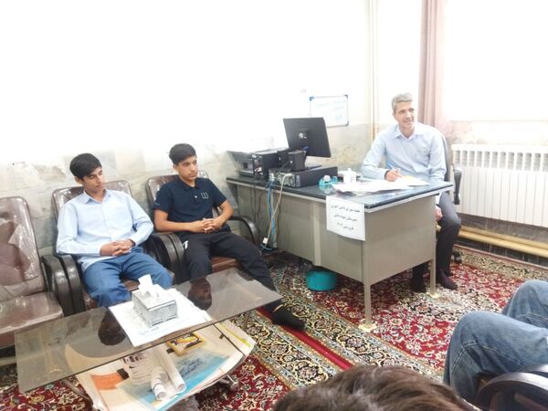 جلسه شورای دانش آموزی در دبیرستان نمونه دانش 
