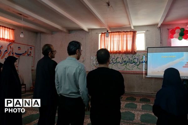 نمایشگاه مدرسه انقلاب در دبیرستان جوادالائمه بهارستان‌دو