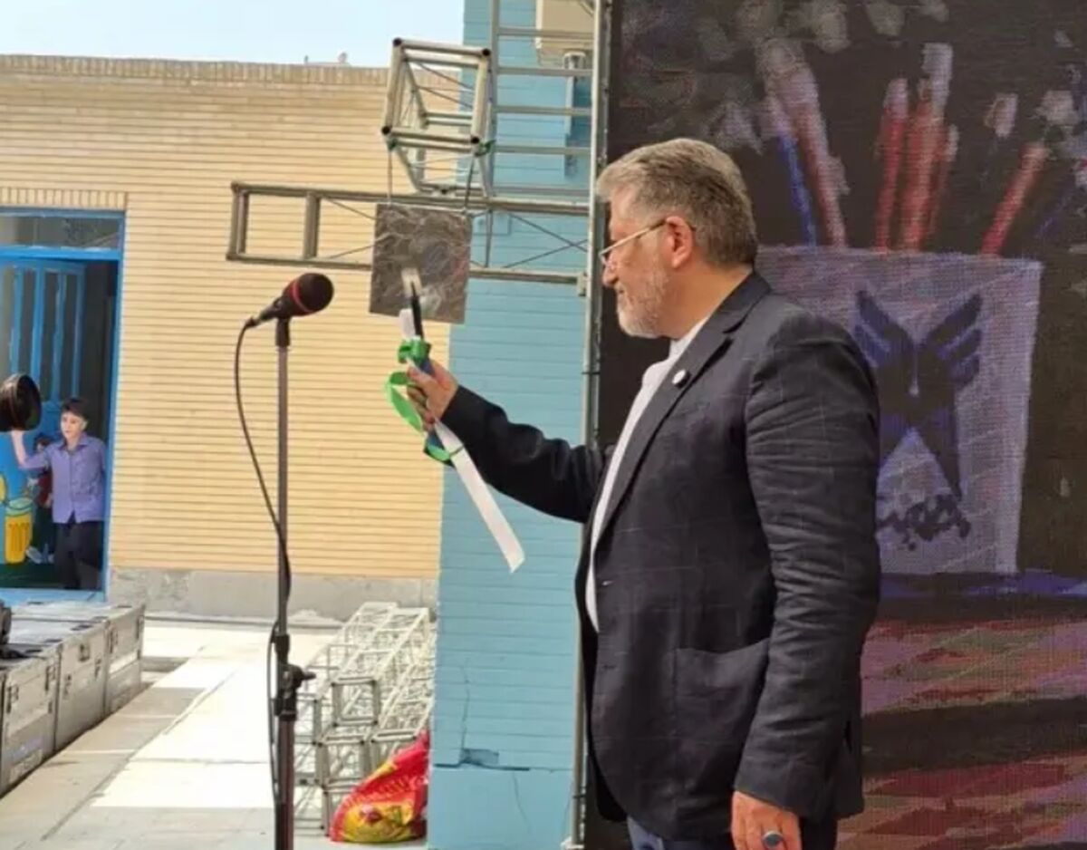 زنگ آغاز سال تحصیلی توسط رئیس دانشگاه آزاد در دیستان سما شهر لامرد به صدا درآمد

