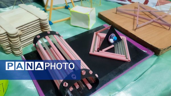 نمایشگاه دست‌سازهای دانش‌آموزان دبیرستان فرهنگیان ناحیه ۷ مشهد 