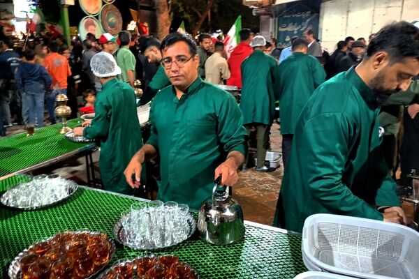 فعالیت موکب چایخانه حضرت زهرا(س)  در حسینیه امام خمینی نیشابور 