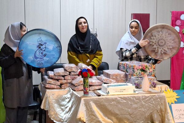 هنرنمایی دانش‌آموزان مدارس ناحیه دو شهرری در جشن میلاد حضرت فاطمه (س)