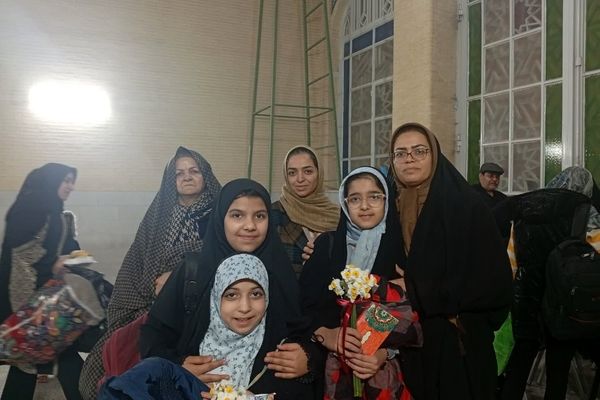 استقبال خانواده‌های یزدی از فرزندان معتکف در پایان سه روز بندگی