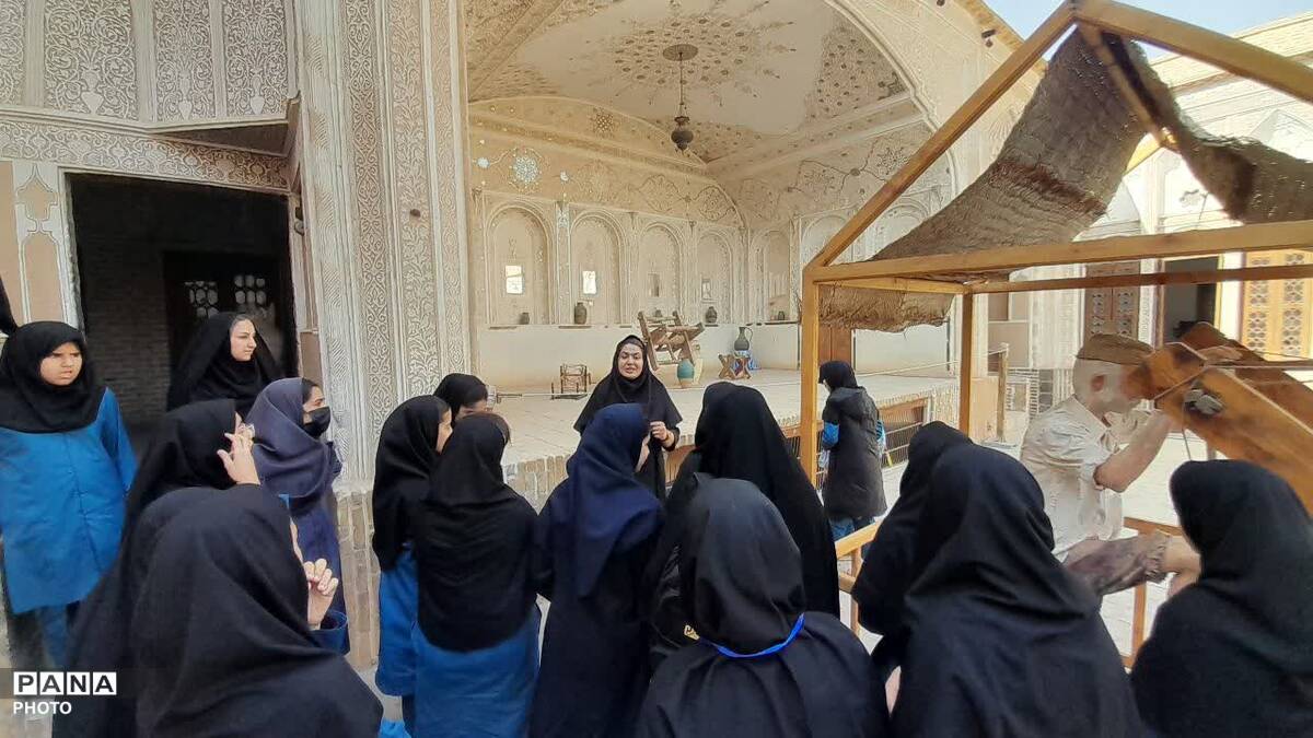 بازدید آموزشی دانش‌آموزان دبیرستان امام خمینی (ره) از موزه آب و طرح داناب