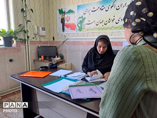 تحویل کارنامه دانش‌آموزان در مدرسه سید میرزایی