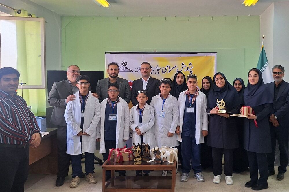 شور علمی دانش آموزان فشافویه در آیین گرامیداشت روز آزمایشگاه