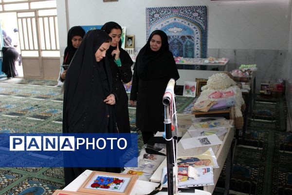 بازدید مدیر کانون فرهنگی هدایت از نمایشگاه آثار تجسمی دانش‌آموزان سوده