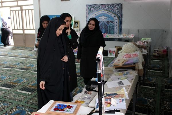 بازدید مدیر کانون فرهنگی هدایت از نمایشگاه آثار تجسمی دانش‌آموزان سوده