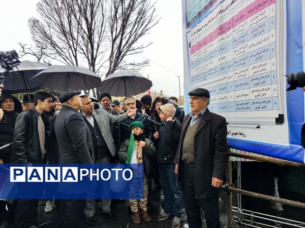 خلاقیت و نشاط دانش‌آموزی در غرفه‌های آموزش و پرورش در مسیر راهپیمایی ۲۲ بهمن