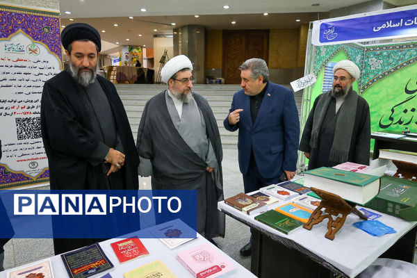 بازدید نماینده ولی فقیه در استان آذربایجان شرقی از نمایشگاه قرآن و عترت