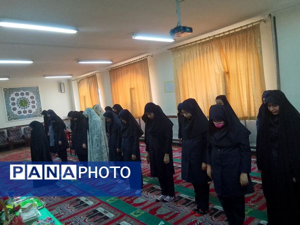 نماز جماعت رنگین در مدرسه‌ مدرس تبریز