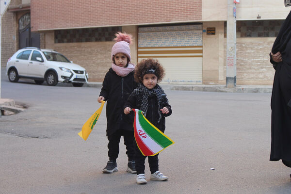جلوه‌هایی از حضور نوجوانان در مراسم تشییع و خاکسپاری شهدای گمنام