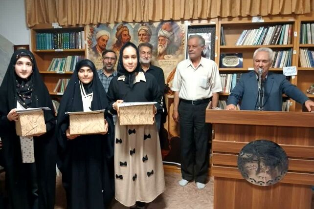 تجلیل از دانش آموزان برگزیده مسابقات شعرخوانی و مشاعره در قم