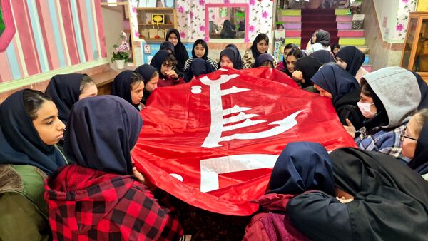 عطر حسینی در مدرسه نوشین بختیاری؛ ورود پرچم متبرک امام حسین(ع) و اجرای پویش «دانش‌آموز حرم‌ساز» در جوادآباد