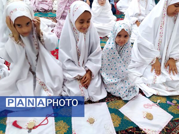 شرکت دانش‌آموزان دبستان حضرت فاطمه(س) در مراسم سالگرد شهدای خدمت