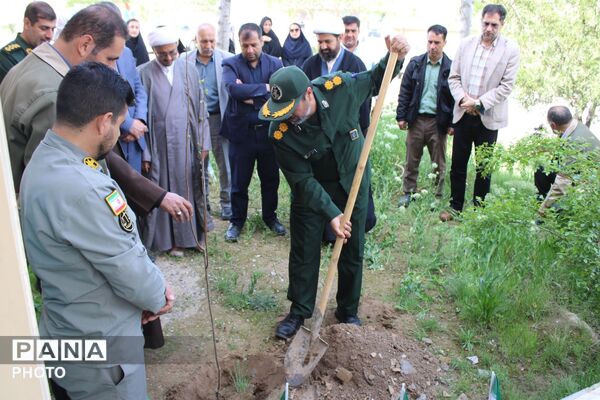 نهال کاری در فاروج به یاد دانش‌آموزان میناب 