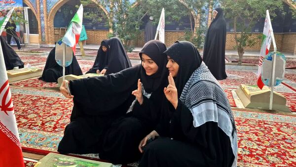 حس و حال دختران دانش‌آموز قم در اردوی راهیان نور