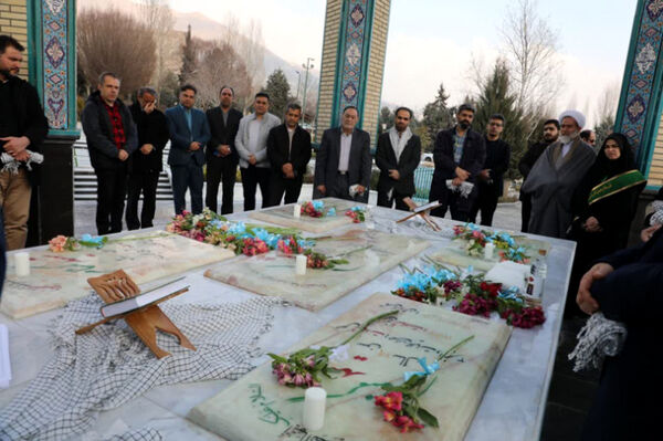 آیین گلباران مزار شهدا و غرس نهال به یاد شهدا در دانشگاه آزاد واحد کرج