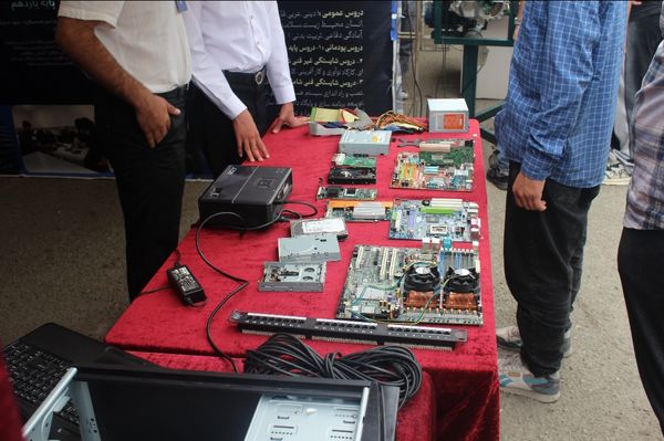  افتتاح نمایشگاه توانمندی‌های هنرستان‌های منطقه ۲ 