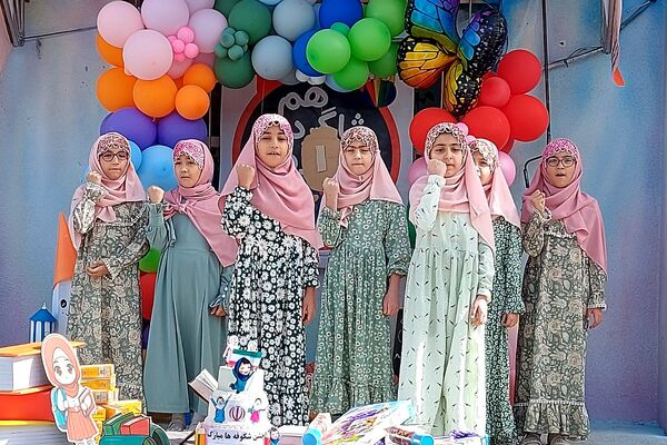 آغاز فصل نو آموزش با حضور شکوفه‌های کلای اولی در کهریزک 