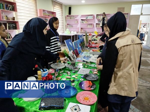 نمایشگاه هنری دانش‌آموزان مدرسه شهید قنبری لاله