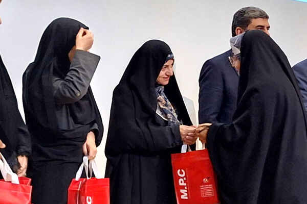 تقدیر از چهره های روشن در محفل ایمان 
