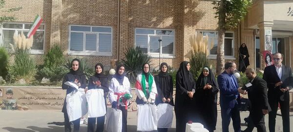 نمایش خیابانی دانش‌آموزان دختر استان البرز به مناسبت هفته دفاع مقدس 