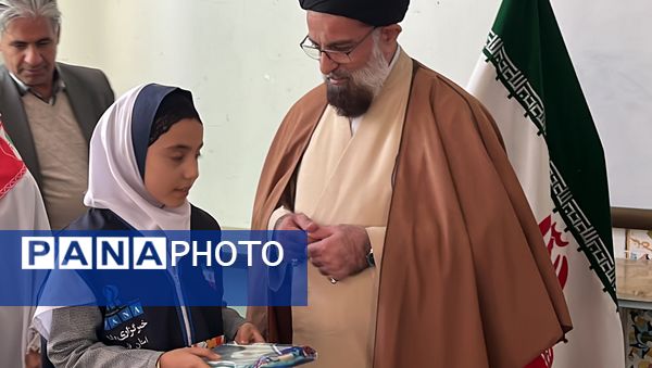 لحظه‌های ناب بندگی در نماز جماعت دانش‌آموزان آباده