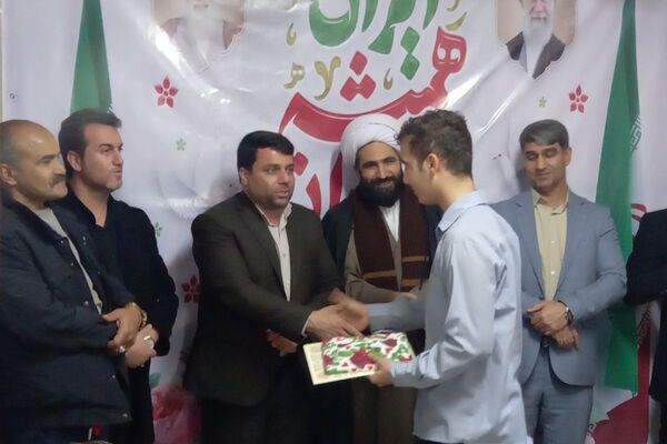 بیعت نوجوانان مدرسهٔ امام خمینی (ره) قرچک با آرمان‌های امام راحل در چهل و هفتمین جشن پیروزی انقلاب 