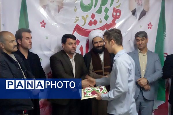 بیعت نوجوانان مدرسهٔ امام خمینی (ره) قرچک با آرمان‌های امام راحل در چهل و هفتمین جشن پیروزی انقلاب 