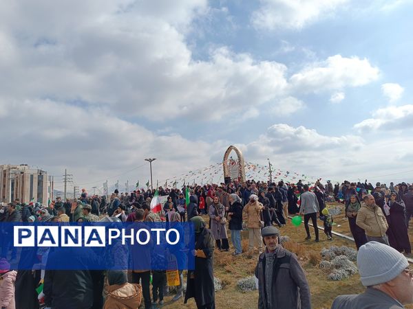 حضور دانش‌آموزان در راهپیمایی ۲۲ بهمن شهرستان پردیس 