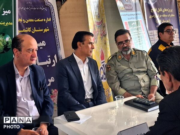 برپایی میز ارتباطات مردمی مسئولان کاشمر در هفته دولت