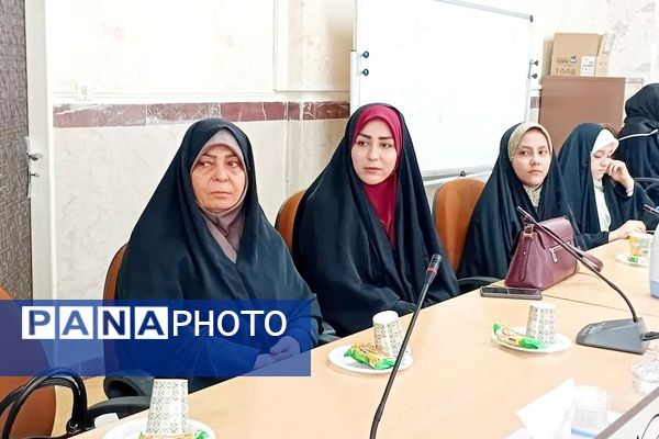 تجلیل از فرهنگیان و دانش آموزان فعال حوزه  نماز در شهرستان قدس