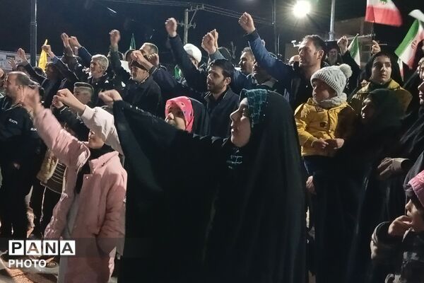 تجمعات شبانه مردم شهر بن همراه با آتش زدن پرچم شیاطین